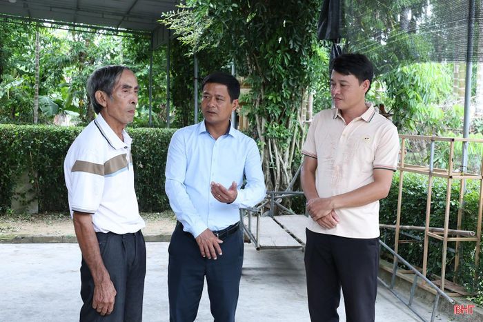 Ông Dương Văn Hải - Phó Trưởng phòng Kinh tế, Hạ tầng và Đô thị, UBND phường Hà Huy Tập (ở giữa) trao đổi với người dân về việc chuẩn bị các phương án ứng phó với thiên tai.