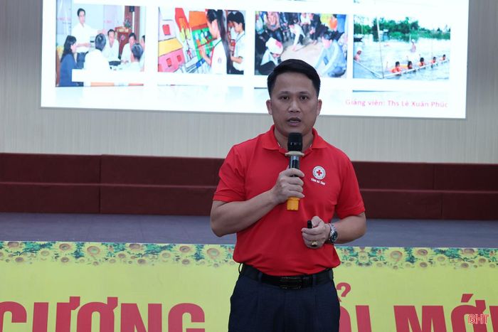 Ông Lê Xuân Phúc – Chánh Văn phòng Hội Chữ thập đỏ tỉnh Hà Tĩnh tập huấn phòng chống thiên tai tại xã Cẩm Trung.