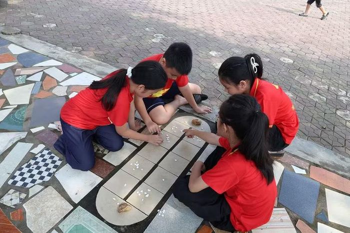 Không chỉ giúp thư giãn sau những giờ học căng thẳng, các trò chơi dân gian còn rèn luyện cho học sinh tính kiên trì, sự khéo léo, khả năng phối hợp và tinh thần tập thể. Qua đó, các em được phát triển thể chất, nuôi dưỡng cảm xúc tích cực, đồng thời hình thành những kỹ năng cần thiết trong học tập và cuộc sống.