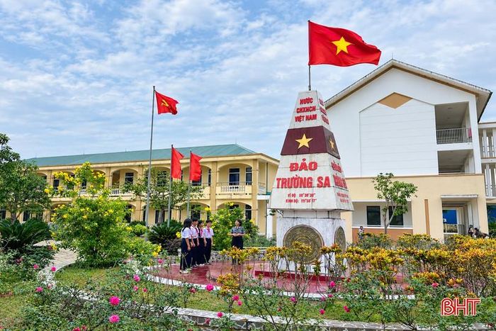 Không gian học tập, trải nghiệm gắn với mô hình quần đảo Trường Sa tại Trường THCS Mỹ Châu (xã Mai Phụ), góp phần giáo dục học sinh về chủ quyền biển, đảo thiêng liêng của Tổ quốc, bồi đắp lòng yêu nước và nâng cao ý thức trách nhiệm đối với quê hương, đất nước.