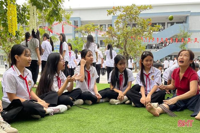  Việc đưa các trò chơi dân gian vào sân trường trong giờ ra chơi là hoạt động thiết thực, giúp học sinh tăng cường vận động, giải tỏa căng thẳng sau giờ học, đồng thời góp phần gìn giữ và phát huy nét đẹp văn hóa truyền thống. Trong ảnh: Trò chơi chuyền mang đến giờ ra chơi vui vẻ, giúp học sinh rèn luyện sự khéo léo, tính kiên trì và có thêm cơ hội giao lưu với bạn bè. 