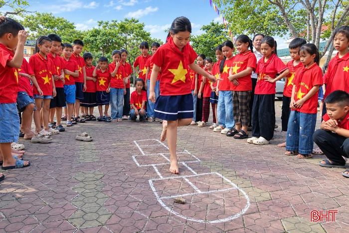 Học sinh Trường Tiểu học Thạch Hà – Phân hiệu 2 (xã Thạch Hà) hào hứng tham gia các trò chơi dân gian như nhảy lò cò, bịt mắt bắt dê, ô ăn quan… ngay trên sân trường.