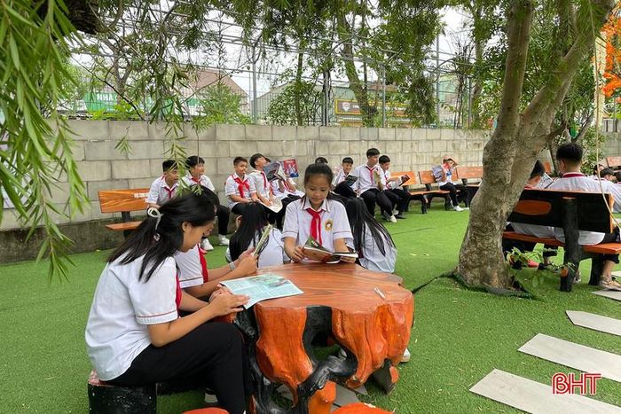 Không gian Thư viện xanh tại Trường THCS Thành Sen – Phân hiệu 1 - Thạch Linh (phường Thành Sen) thu hút đông đảo học sinh tham gia đọc sách, góp phần hình thành thói quen đọc và lan tỏa văn hóa đọc trong nhà trường.