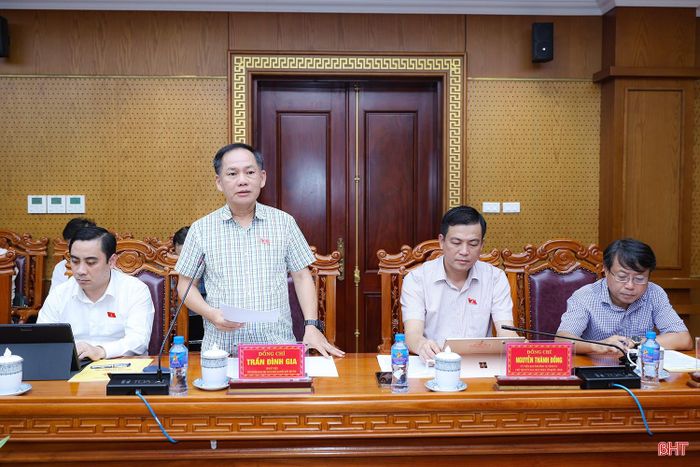 Đồng chí Trần Đình Gia - Phó Trưởng đoàn chuyên trách Đoàn ĐBQH tỉnh báo cáo công tác chuẩn bị các nội dung tham gia Kỳ họp thứ 2, Quốc hội khóa XVI.