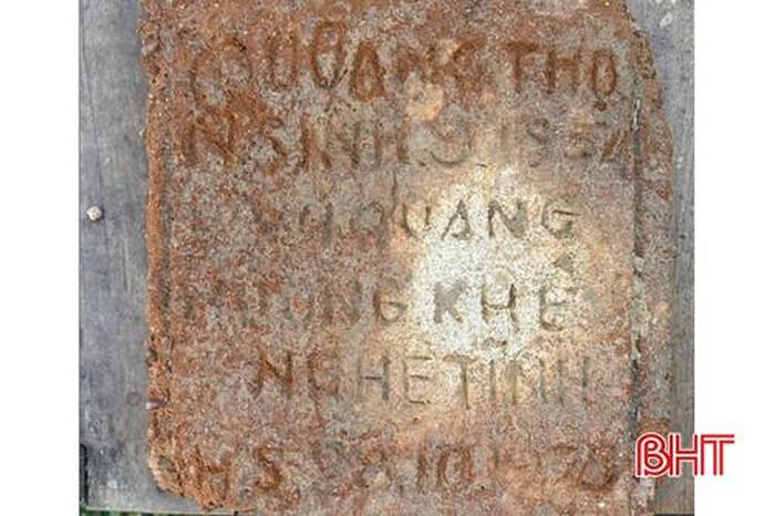 Phần bia mộ được tìm thấy ghi rõ tên, năm sinh, quê quán và thời gian hy sinh của liệt sĩ.