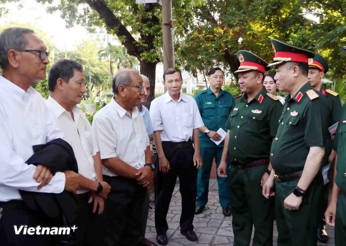 Lãnh đạo Bộ Tư lệnh Thành phố Hồ Chí Minh gặp gỡ trao đổi với các nhân chứng lịch sử đã cung cấp thông tin về các rãnh mộ tại công viên Lê Thị Riêng. (Ảnh: Xuân Khu/Vietnam+)