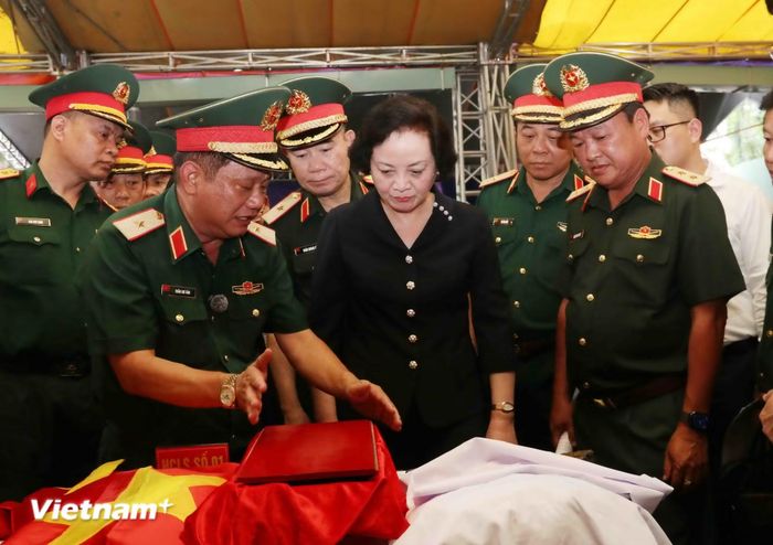 Bà Phạm Thị Thanh Trà, Bí thư Trung ương Đảng, Phó Thủ tướng Chính phủ, Trưởng Ban Chỉ đạo 515 Quốc gia kiểm tra các di vật đi kèm theo những hài cốt liệt sỹ đầu tiên được tìm thấy tại công viên Lê Thị Riêng. (Ảnh: Xuân Khu/Vietnam+)