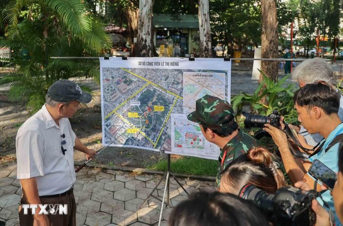 Bộ Tư lệnh Thành phố Hồ Chí Minh phối hợp cùng kiến trúc sư Nguyễn Xuân Thắng (Hội Hỗ trợ gia đình liệt sỹ Việt Nam) sử dụng công nghệ radar xuyên đất và máy siêu âm lòng đất để định vị hố chôn tập thể nghi chứa hài cốt 900 liệt sỹ tại Công viên Lê Thị Riêng (trước đây là Nghĩa trang Đô Thành). (Ảnh: Phan Phương/TTXVN)