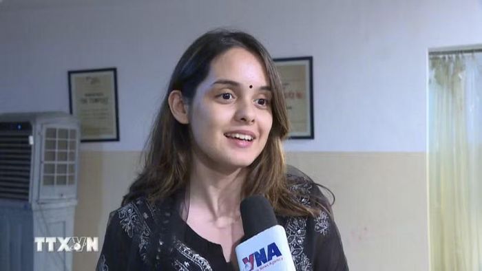 Là người từng đến thăm địa đạo Củ Chi nên đối với Khushi Verma, vở kịch giúp cô hiểu thêm về lịch sử Việt Nam. (Ảnh: Vũ Hà /TTXVN)