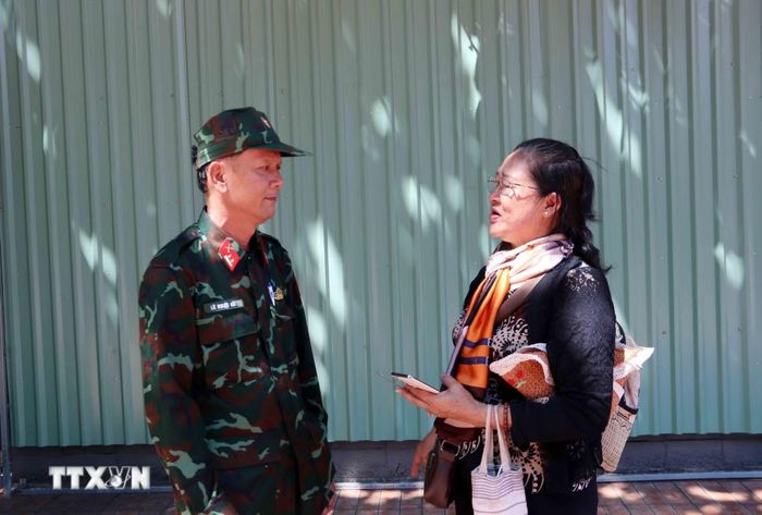 Trung tá Lê Ngọc Hà, Đội trưởng Đội tìm kiếm, quy tập hài cốt liệt sỹ Bộ Tư lệnh Thành phố Hồ Chí Minh (K74) tiếp nhận thông tin đề nghị từ thân nhân liệt sỹ. (Ảnh: Xuân Khu/TTXVN)