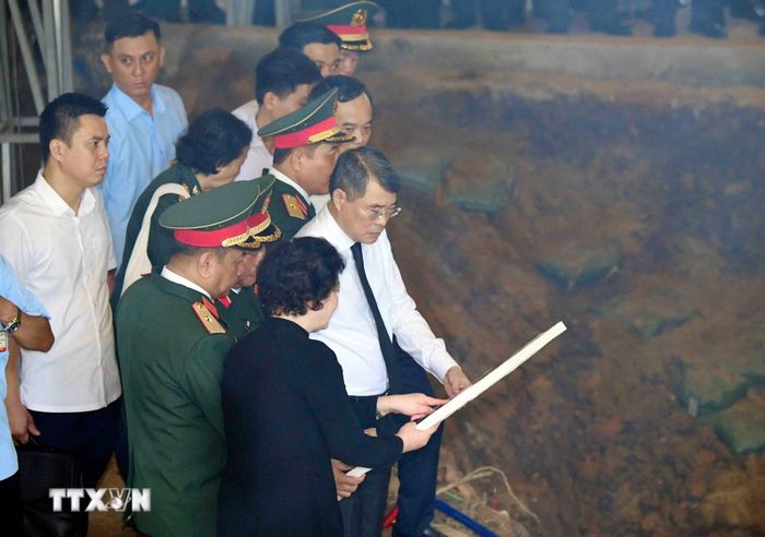 Thủ tướng Lê Minh Hưng kiểm tra hiện trường khai quật tại Lễ triển khai tìm kiếm, quy tập hài cốt liệt sỹ tại Công viên Lê Thị Riêng tổ chức ngày 6/7. (Ảnh: Xuân Khu/TTXVN)