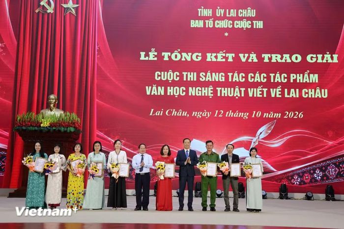 Ông Tống Thanh Hải, Phó Chủ tịch Thường trực UBND tỉnh và ông Lê Đức Dục, Trưởng Ban Tuyên giáo Tỉnh ủy, Trưởng Ban Tổ chức Cuộc thi trao giải và tặng hoa chúc mừng các tác giả đoạt giải. (Nguồn: Vietnam+)