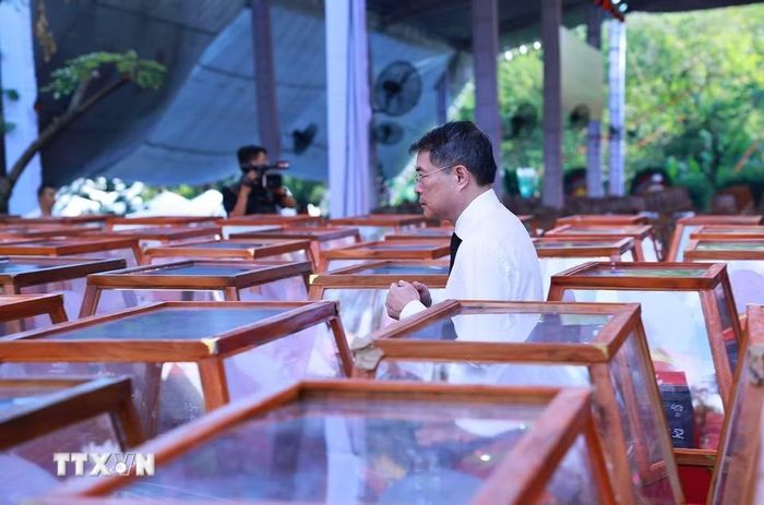 Thủ tướng Lê Minh Hưng dự Lễ viếng, Lễ truy điệu 731 hài cốt liệt sỹ được tìm kiếm, quy tập tại Công viên văn hóa Lê Thị Riêng, phường Hòa Hưng, Thành phố Hồ Chí Minh. (Ảnh: Dương Giang/TTXVN)