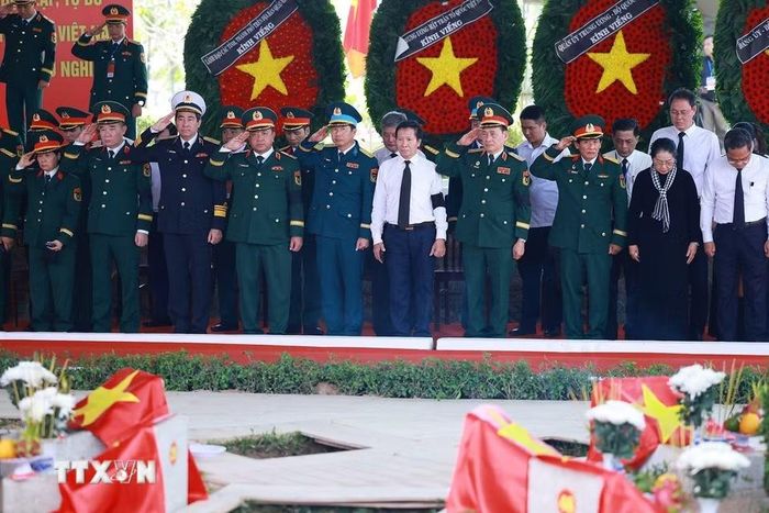 Đại biểu dự lễ an táng hài cốt liệt sỹ tại Nghĩa trang liệt sỹ Thành phố Hồ Chí Minh ở phường Long Bình. (Ảnh: Dương Giang/TTXVN)