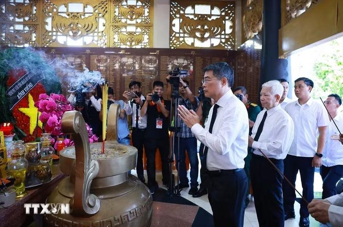 Thủ tướng Lê Minh Hưng dâng hoa, dâng hương tưởng niệm các Anh hùng liệt sỹ tại Nhà bia Liệt sỹ trong Công viên văn hóa Lê Thị Riêng. (Ảnh: Dương Giang/TTXVN)