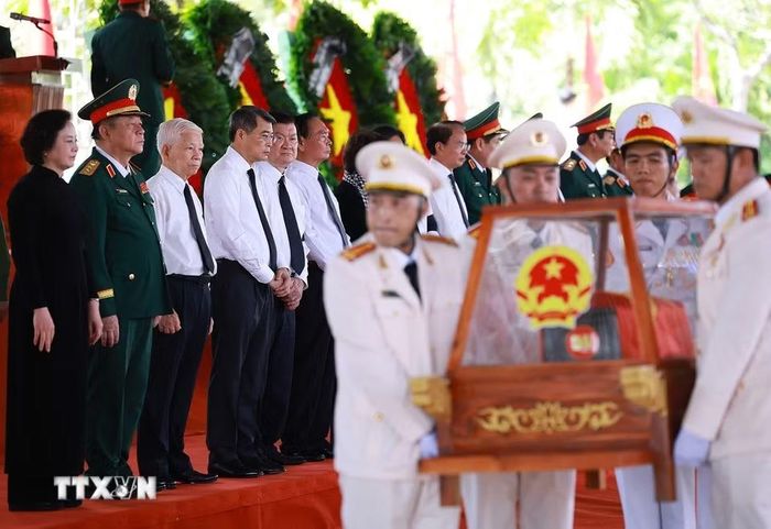 Thủ tướng Lê Minh Hưng cùng các lãnh đạo, nguyên lãnh đạo Đảng, Nhà nước dự lễ an táng hài cốt liệt sỹ tại Nghĩa trang liệt sỹ Thành phố Hồ Chí Minh. (Ảnh: Dương Giang/TTXVN)