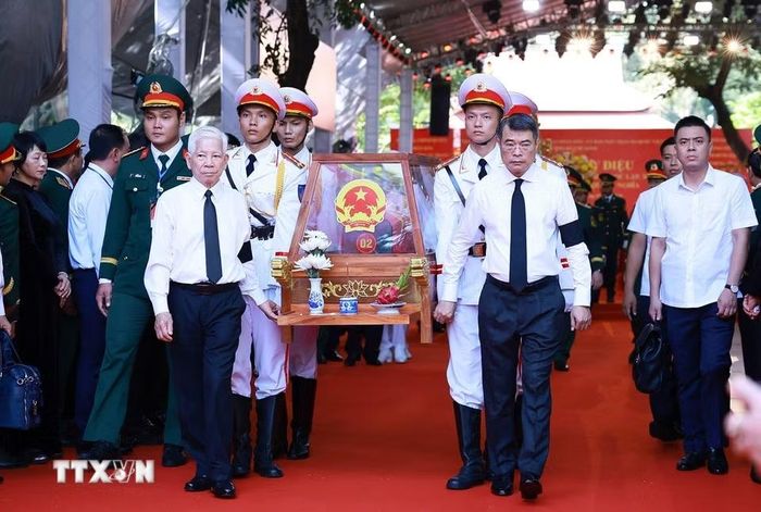 Thủ tướng Lê Minh Hưng và nguyên Ủy viên Bộ Chính trị, nguyên Chủ tịch nước Nguyễn Minh Triết cùng các đại biểu đưa hài cốt các Anh hùng liệt sỹ rời Công viên Lê Thị Riêng. (Ảnh: Dương Giang/TTXVN)