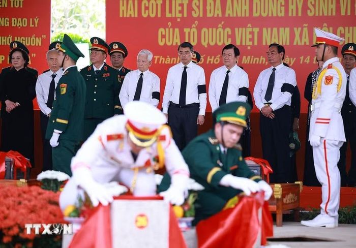 Thủ tướng Lê Minh Hưng cùng các lãnh đạo, nguyên lãnh đạo Đảng, Nhà nước dự lễ an táng hài cốt liệt sỹ được tìm kiếm, quy tập tại Công viên văn hóa Lê Thị Riêng về Nghĩa trang liệt sỹ Thành phố Hồ Chí Minh. (Ảnh: Dương Giang/TTXVN)