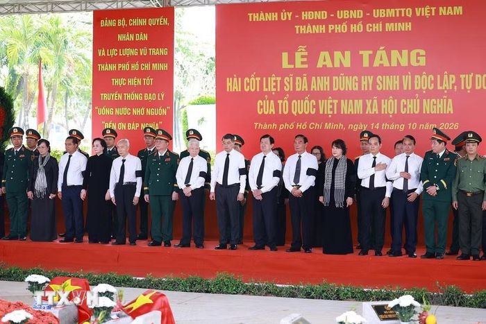 Thủ tướng Lê Minh Hưng cùng các lãnh đạo, nguyên lãnh đạo Đảng, Nhà nước dự lễ an táng hài cốt liệt sỹ được tìm kiếm, quy tập tại Công viên văn hóa Lê Thị Riêng về Nghĩa trang liệt sỹ Thành phố Hồ Chí Minh. (Ảnh: Dương Giang/TTXVN)