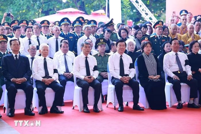 Thủ tướng Lê Minh Hưng dự Lễ viếng, Lễ truy điệu 731 hài cốt liệt sỹ được tìm kiếm, quy tập tại Công viên văn hóa Lê Thị Riêng, phường Hòa Hưng, Thành phố Hồ Chí Minh. (Ảnh: Dương Giang/TTXVN)