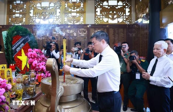 Thủ tướng Lê Minh Hưng dâng hoa, dâng hương tưởng niệm các Anh hùng liệt sỹ tại Nhà bia Liệt sỹ trong Công viên văn hóa Lê Thị Riêng. (Ảnh: Dương Giang/TTXVN)
