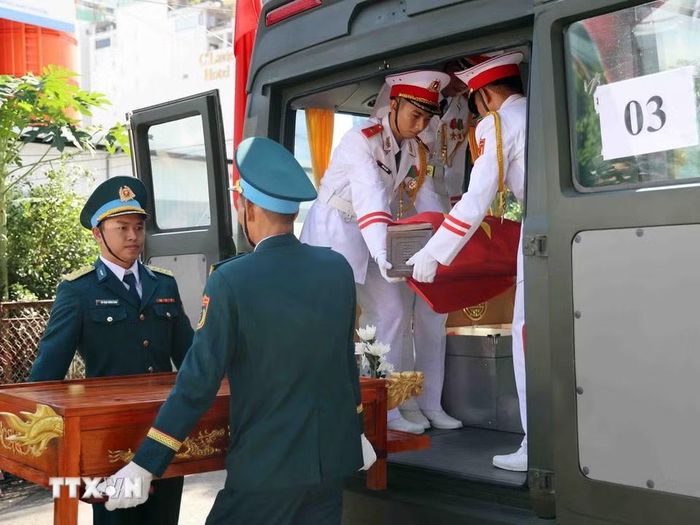 Nghi thức đưa hài cốt liệt sỹ lên xe về an táng, hương khói tại Nghĩa trang Liệt sỹ Thành phố Hồ Chí Minh ở phường Long Bình. (Ảnh: Xuân Khu/TTXVN)