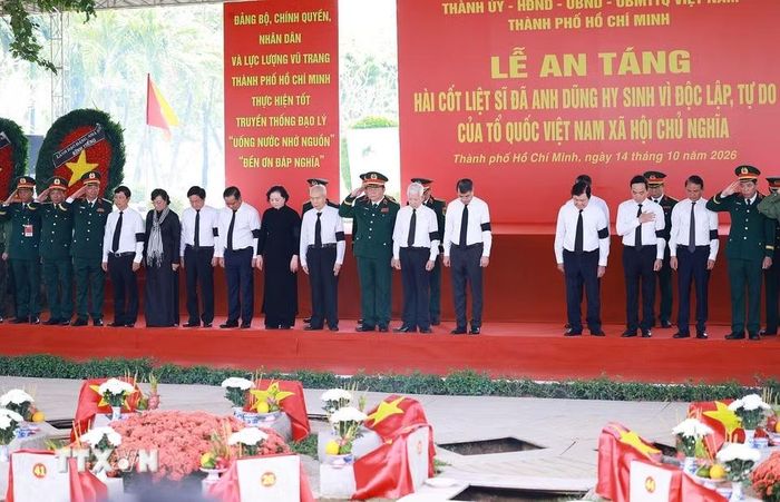 Thủ tướng Lê Minh Hưng cùng các lãnh đạo, nguyên lãnh đạo Đảng, Nhà nước dự lễ an táng hài cốt liệt sỹ được tìm kiếm, quy tập tại Công viên văn hóa Lê Thị Riêng về Nghĩa trang liệt sỹ Thành phố Hồ Chí Minh. (Ảnh: Dương Giang/TTXVN)