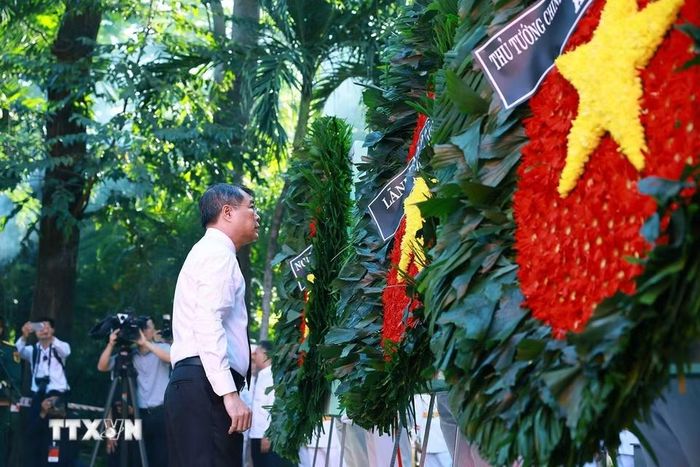 Thủ tướng Lê Minh Hưng dâng hoa, dâng hương tại Tượng đài Cố Tổng Bí thư Trần Phú. (Ảnh: Dương Giang/TTXVN)