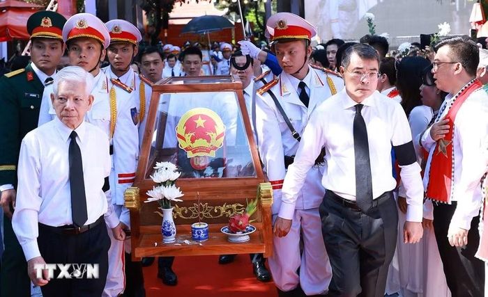 Thủ tướng Lê Minh Hưng và nguyên Ủy viên Bộ Chính trị, nguyên Chủ tịch nước Nguyễn Minh Triết cùng các đại biểu đưa hài cốt các Anh hùng liệt sỹ rời Công viên Lê Thị Riêng. (Ảnh: Dương Giang/TTXVN)