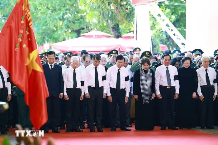 Thủ tướng Lê Minh Hưng và các đại biểu viếng các Anh hùng liệt sỹ được tìm kiếm, quy tập tại Công viên văn hóa Lê Thị Riêng. (Ảnh: Dương Giang/TTXVN)