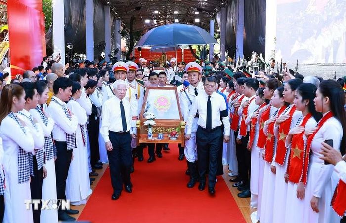 Thủ tướng Lê Minh Hưng và nguyên Ủy viên Bộ Chính trị, nguyên Chủ tịch nước Nguyễn Minh Triết cùng các đại biểu đưa hài cốt các Anh hùng liệt sỹ rời Công viên Lê Thị Riêng. (Ảnh: Dương Giang/TTXVN)