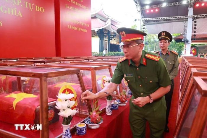 Cán bộ, chiến sỹ lực lượng vũ trang thắp hương tưởng niệm các anh hùng liệt sỹ lần cuối trước khi đưa hài cốt các Anh rời Công viên Lê Thị Riêng về Nghĩa trang liệt sỹ Thành phố Hồ Chí Minh. (Ảnh: Dương Giang/TTXVN)