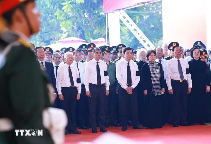 Thủ tướng Lê Minh Hưng dự Lễ viếng, Lễ truy điệu 731 hài cốt liệt sỹ được tìm kiếm, quy tập tại Công viên văn hóa Lê Thị Riêng, phường Hòa Hưng, Thành phố Hồ Chí Minh. (Ảnh: Dương Giang/TTXVN)
