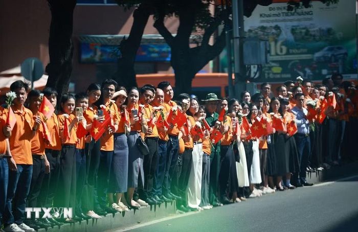 Đông đảo nhân dân Thành phố Hồ Chí Minh với nhành hoa trắng trên tay đưa tiễn hài cốt các Anh hùng liệt sỹ về Nghĩa trang liệt sỹ Thành phố Hồ Chí Minh. (Ảnh: Dương Giang/TTXVN)