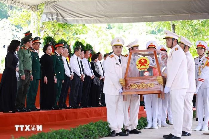 Thủ tướng Lê Minh Hưng cùng các lãnh đạo, nguyên lãnh đạo Đảng, Nhà nước dự lễ an táng hài cốt liệt sỹ tại Nghĩa trang liệt sỹ Thành phố Hồ Chí Minh. (Ảnh: Dương Giang/TTXVN)