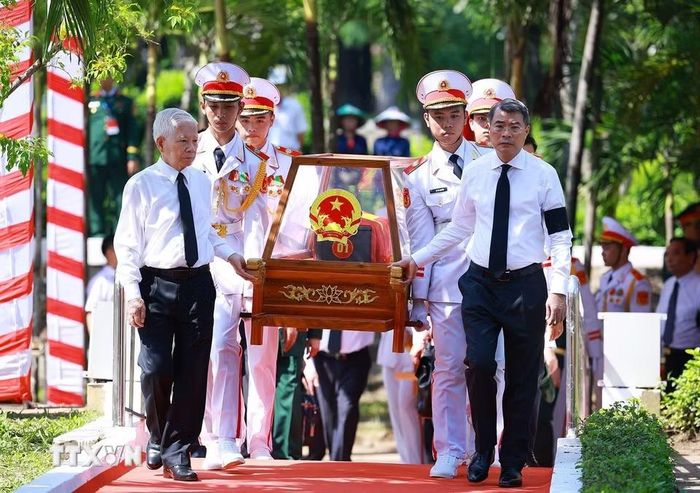 Thủ tướng Lê Minh Hưng và nguyên Chủ tịch nước Nguyễn Minh Triết đưa hài cốt liệt sĩ về Nghĩa trang liệt sỹ Thành phố Hồ Chí Minh. (Ảnh: Dương Giang/TTXVN)