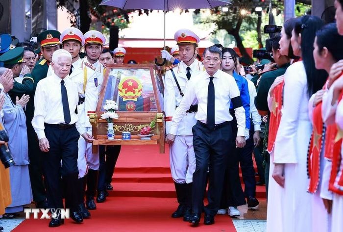 Thủ tướng Lê Minh Hưng và nguyên Ủy viên Bộ Chính trị, nguyên Chủ tịch nước Nguyễn Minh Triết cùng các đại biểu đưa hài cốt các Anh hùng liệt sỹ rời Công viên Lê Thị Riêng. (Ảnh: Dương Giang/TTXVN)