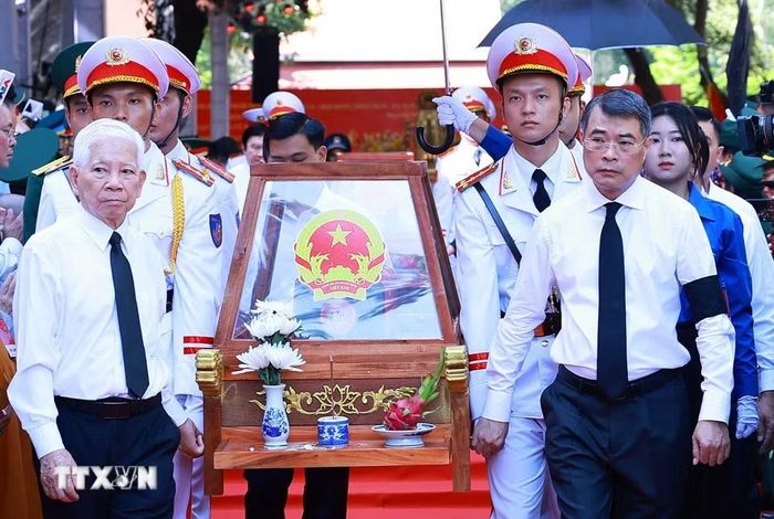 Thủ tướng Lê Minh Hưng và nguyên Ủy viên Bộ Chính trị, nguyên Chủ tịch nước Nguyễn Minh Triết cùng các đại biểu đưa hài cốt các Anh hùng liệt sỹ rời Công viên Lê Thị Riêng. (Ảnh: Dương Giang/TTXVN)