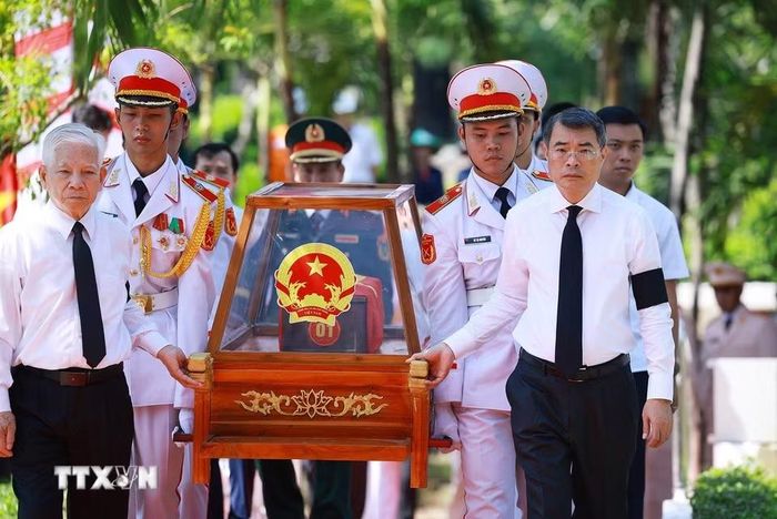Thủ tướng Lê Minh Hưng và nguyên Chủ tịch nước Nguyễn Minh Triết đưa hài cốt liệt sĩ về Nghĩa trang liệt sỹ Thành phố Hồ Chí Minh. (Ảnh: Dương Giang/TTXVN)