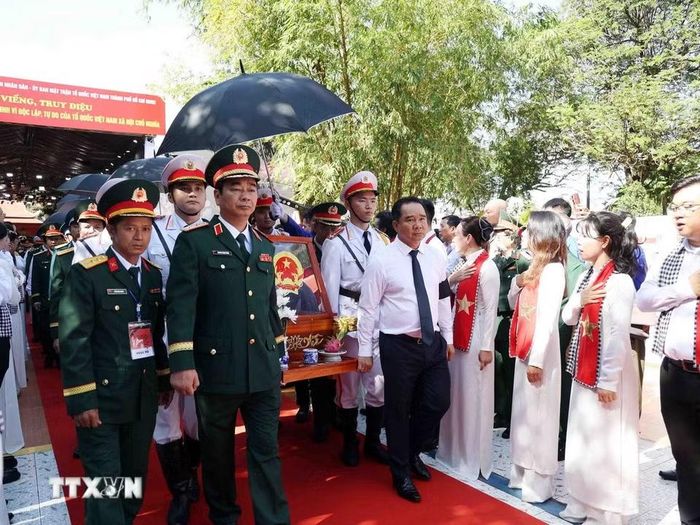 Các đồng chí lãnh đạo, nguyên lãnh đạo Đảng, Nhà nước thực hiện nghi thức di quách về an táng, hương khói tại Nghĩa trang Liệt sỹ Thành phố Hồ Chí Minh ở phường Long Bình. (Ảnh: Xuân Khu/TTXVN)