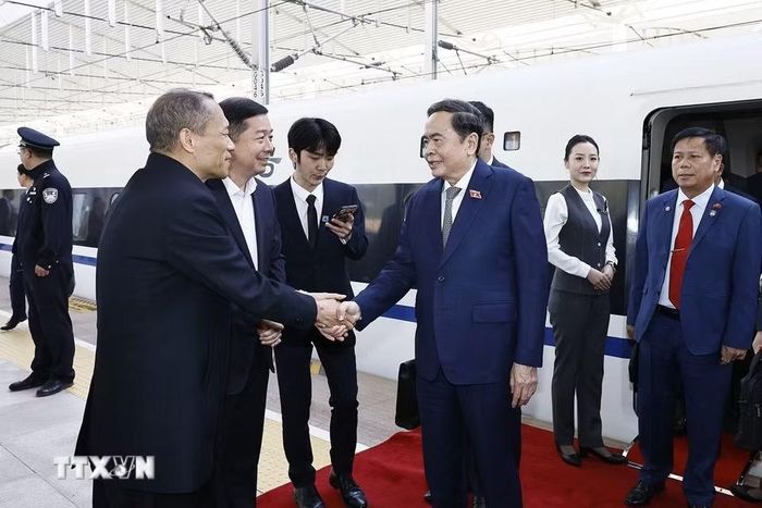 Lãnh đạo thành phố Diên An, tỉnh Thiểm Tây đón Chủ tịch Quốc hội Trần Thanh Mẫn tại ga Diên An. (Ảnh: Doãn Tấn/TTXVN) ​ ​