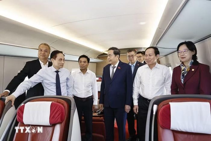 Chủ tịch Quốc hội Trần Thanh Mẫn và Đoàn đại biểu cấp cao Việt Nam trên chuyến tàu cao tốc từ thành phố Tây An đến thành phố Diên An, tỉnh Thiểm Tây. (Ảnh: Doãn Tấn/TTXVN)