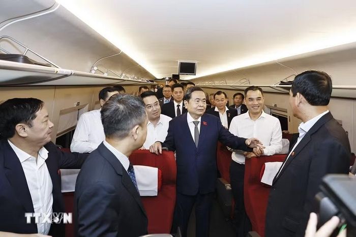 Chủ tịch Quốc hội Trần Thanh Mẫn và Đoàn đại biểu cấp cao Việt Nam trên chuyến tàu cao tốc từ thành phố Tây An đến thành phố Diên An, tỉnh Thiểm Tây. (Ảnh: Doãn Tấn/TTXVN)