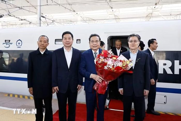 Lãnh đạo thành phố Diên An, tỉnh Thiểm Tây đón Chủ tịch Quốc hội Trần Thanh Mẫn tại ga Diên An. (Ảnh: Doãn Tấn/TTXVN)