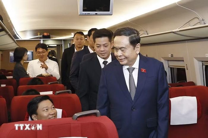 Chủ tịch Quốc hội Trần Thanh Mẫn và Đoàn đại biểu cấp cao Việt Nam trải nghiệm tàu cao tốc từ thành phố Tây An đến thành phố Diên An, tỉnh Thiểm Tây. (Ảnh: Doãn Tấn/TTXVN)