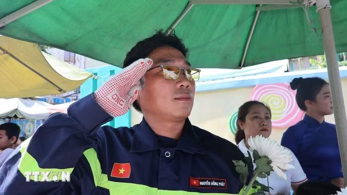 Đông đảo các tầng lớp nhân dân Thành phố Hồ Chí Minh đứng dọc hai bên đường tưởng nhớ, tri ân các Anh hùng liệt sỹ khi đoàn xe đưa hài cốt về an táng tại Nghĩa trang Liệt sỹ Thành phố. (Ảnh: Đinh Hằng/TTXVN)
