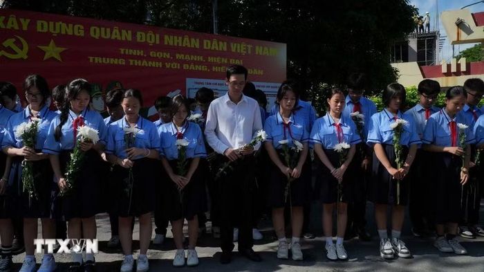 Đông đảo các tầng lớp nhân dân Thành phố Hồ Chí Minh đứng dọc hai bên đường tưởng nhớ, tri ân các Anh hùng liệt sỹ khi đoàn xe đưa hài cốt về an táng tại Nghĩa trang Liệt sỹ Thành phố. (Ảnh: Đinh Hằng/TTXVN)