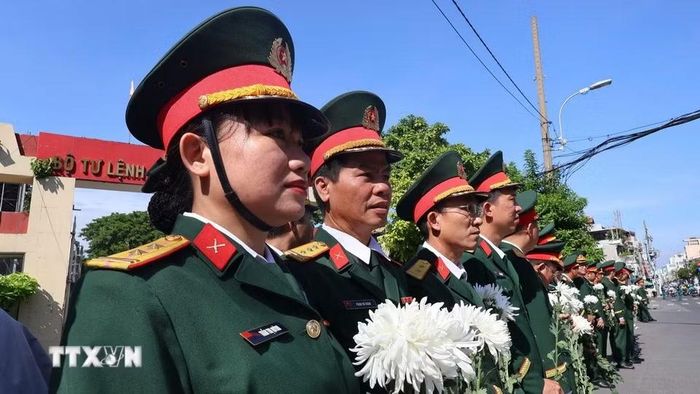 Đông đảo các tầng lớp nhân dân Thành phố Hồ Chí Minh đứng dọc hai bên đường tưởng nhớ, tri ân các Anh hùng liệt sỹ khi đoàn xe đưa hài cốt về an táng tại Nghĩa trang Liệt sỹ Thành phố. (Ảnh: Đinh Hằng/TTXVN)