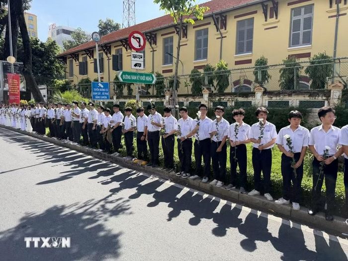Đông đảo các tầng lớp nhân dân đứng dọc hai bên đường tiễn đưa, tưởng nhớ các Anh hùng liệt sỹ được quy tập tại Công viên Lê Thị Riêng về nơi an táng. (Ảnh: Trung Tuyến/TTXVN)