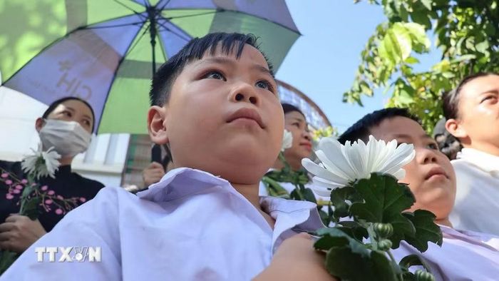Đông đảo các tầng lớp nhân dân Thành phố Hồ Chí Minh đứng dọc hai bên đường tưởng nhớ, tri ân các Anh hùng liệt sỹ khi đoàn xe đưa hài cốt về an táng tại Nghĩa trang Liệt sỹ Thành phố. (Ảnh: Đinh Hằng/TTXVN)